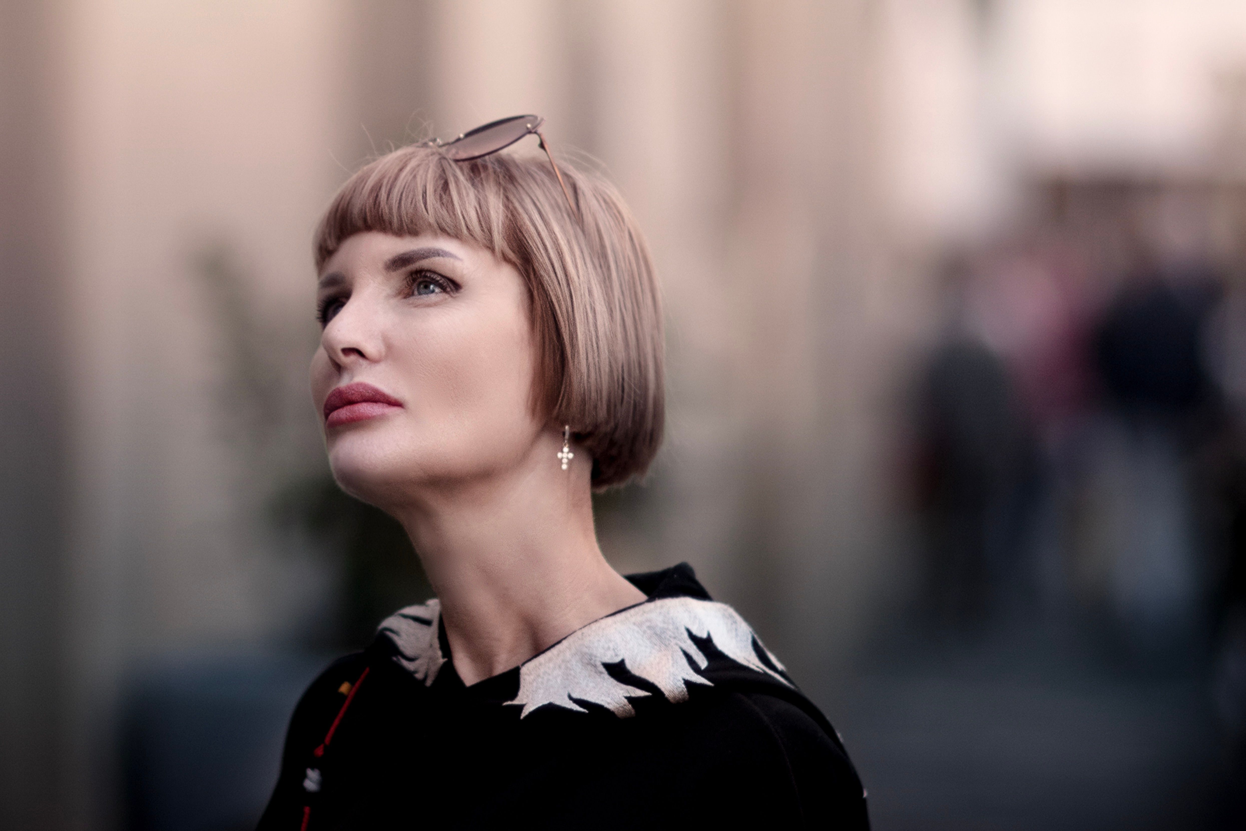woman with sleek modern bob haircut||haircut-new-york-guide.jpg