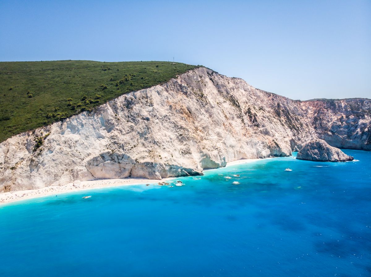 Plaja Porto Katsiki din Lefkada, cu faleza albă deasupra unei ape turcoaz