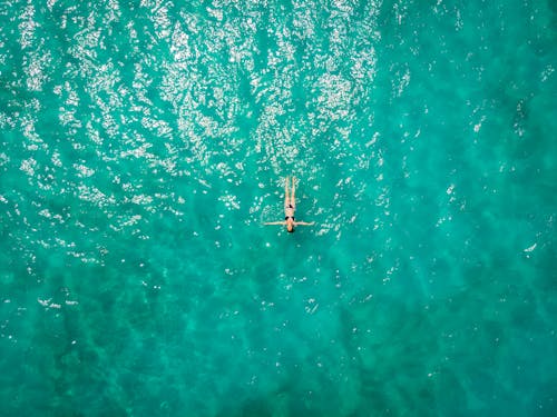 Vista Aerea Della Persona Nel Corpo D'acqua