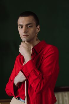 一名身穿红色衬衫的男子在室内手持球杆的大头照