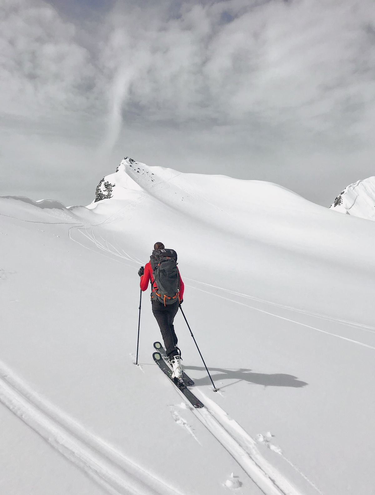 Wintersporter met rugzak in besneeuwde bergen