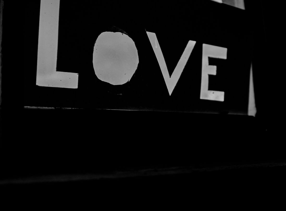 Online dating: starting a conversation on a niche platform