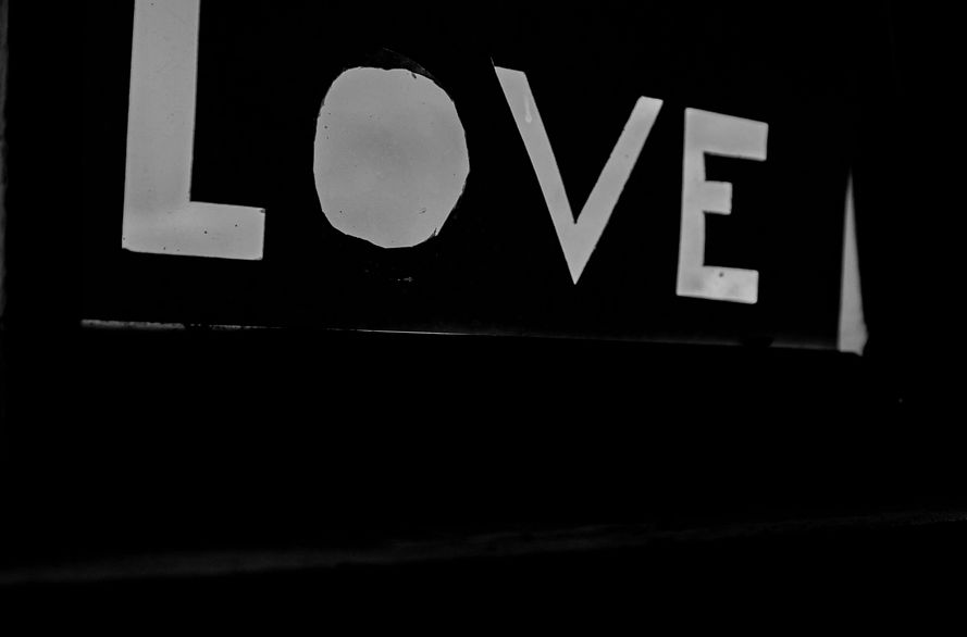 Online dating: starting a conversation on a niche platform