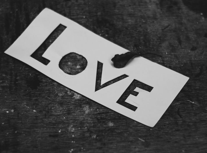 Online dating: starting a conversation on a niche platform