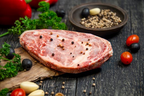 Biftek, çiğ gıda, et içeren Ücretsiz stok fotoğraf