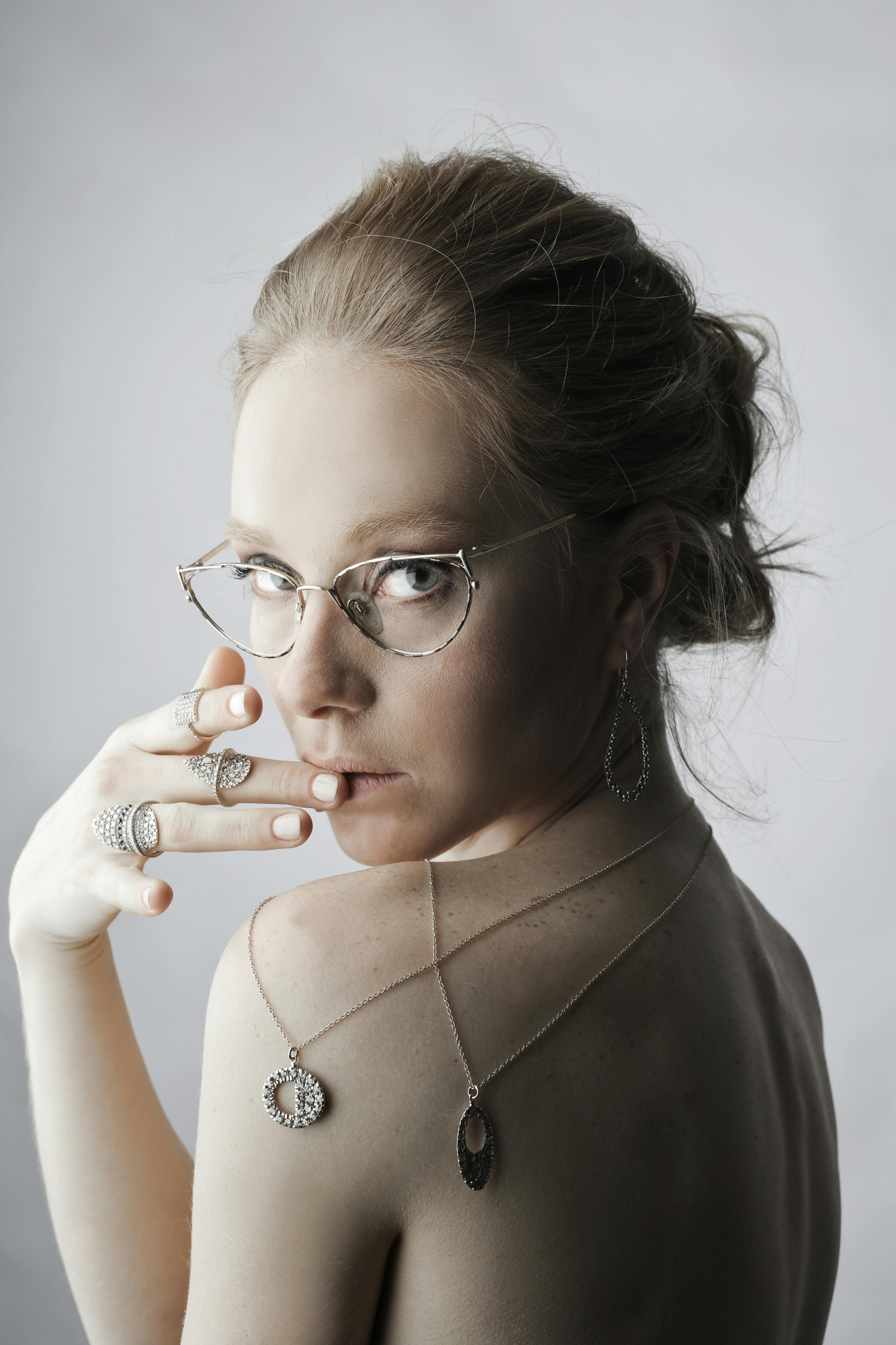 bezplatná Základová fotografie zdarma na téma běloch, brýle, doplňky Základová fotografie