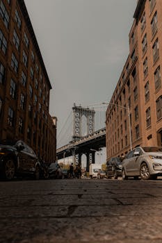 从布鲁克林的街道上，可以俯瞰纽约市标志性的曼哈顿大桥