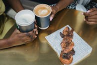 两名女子在咖啡馆享用咖啡和糕点，温馨的社交时刻被捕捉下来