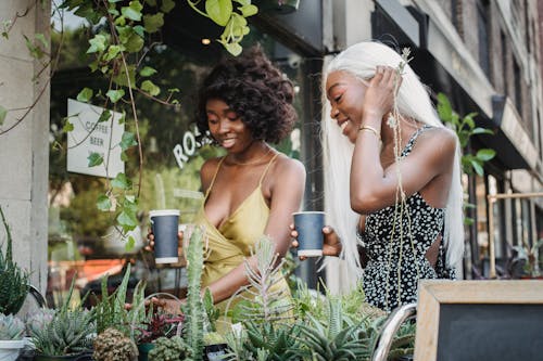 Kostenloses Stock Foto zu afroamerikanische frauen, einwegbecher, festhalten