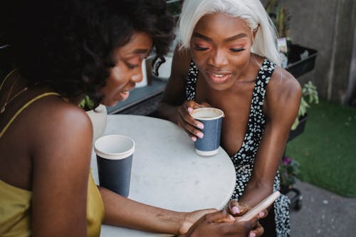 보고 있는, 스마트폰, 아프리카계 미국인 여성의 무료 스톡 사진