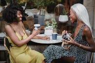 两个朋友在户外喝着咖啡，分享欢乐时光，拥抱休闲与友谊