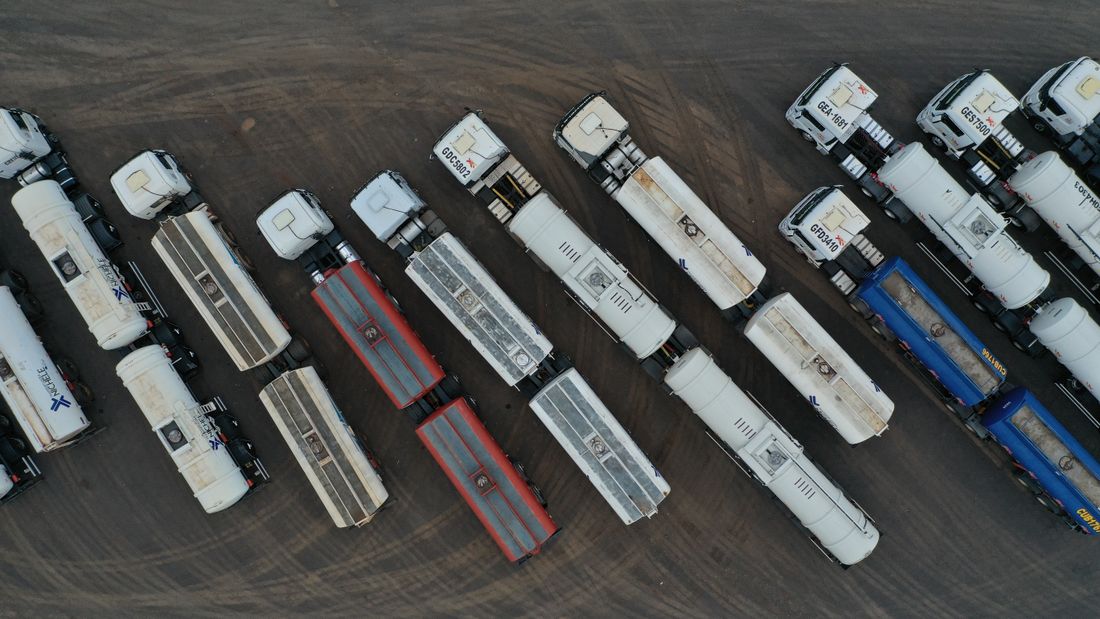 Luftaufnahme geparkter Sattelzüge auf einem Logistikgelände