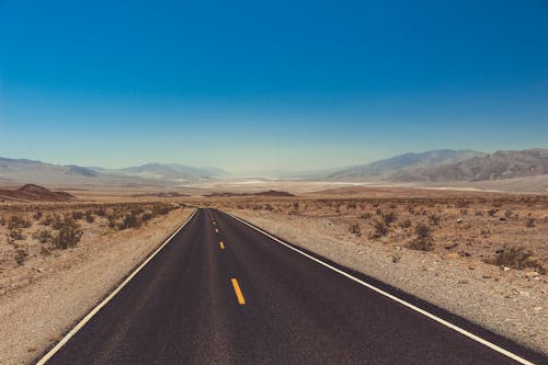 Darmowe zdjęcie z galerii z asfalt, autostrada, błękitne niebo