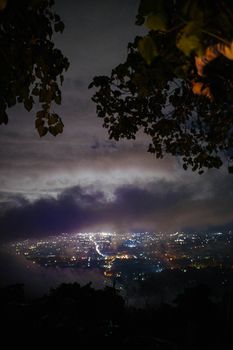 维萨亚斯市中心夜空多云，瓦伦西亚的城市灯光景色迷人