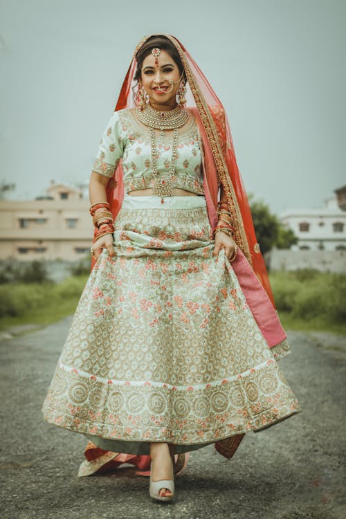 インド人女性, ウェディングアクセサリー, ウェディングドレスの無料の写真素材