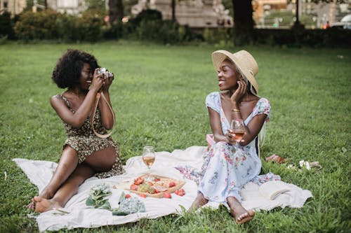 Gratis stockfoto met Afro-Amerikaanse vrouwen, blij, buitenshuis