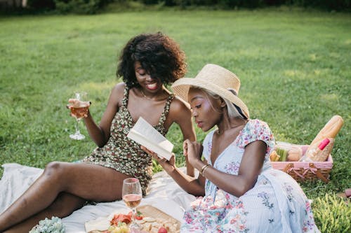 Fotos de stock gratuitas de al aire libre, bebiendo, césped