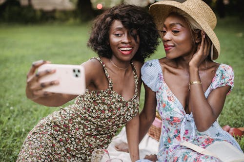 Free Immagine gratuita di donne afro-americane, prendendo selfie, seduto Stock Photo