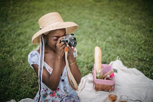 Gratis stockfoto met Afro-Amerikaans, bloemetjesjurk, een foto maken