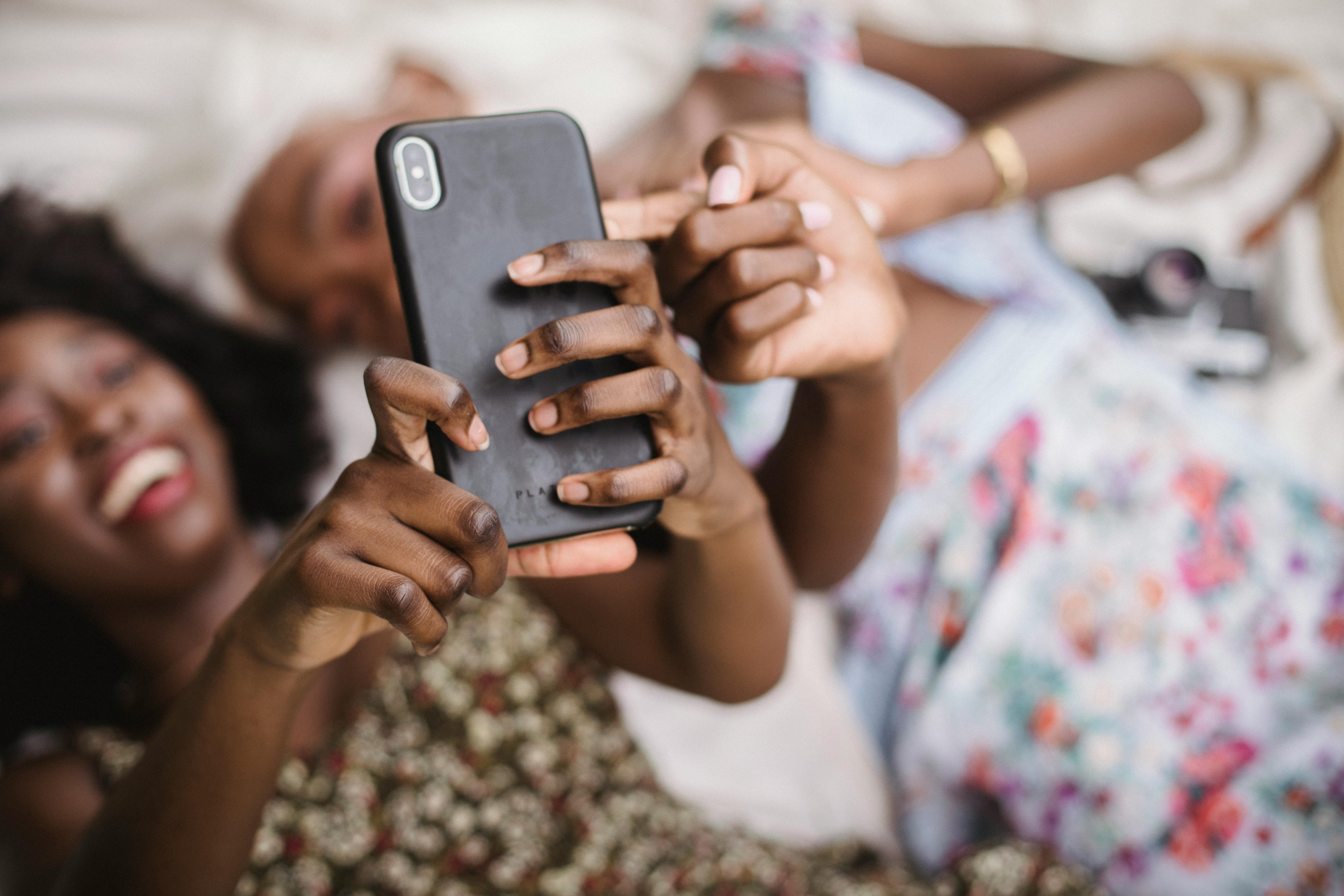 两个朋友在室内开心自拍，记录下欢乐与亲密的瞬间