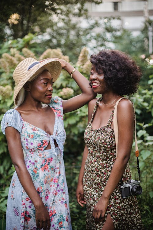 Δωρεάν στοκ φωτογραφιών με Αφροαμερικανός, γυναίκες, καπέλο καλοκαίρι