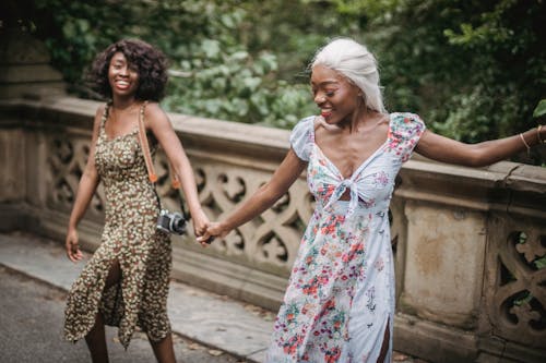 Gratis lagerfoto af afroamerikansk, blomstret kjole, dans