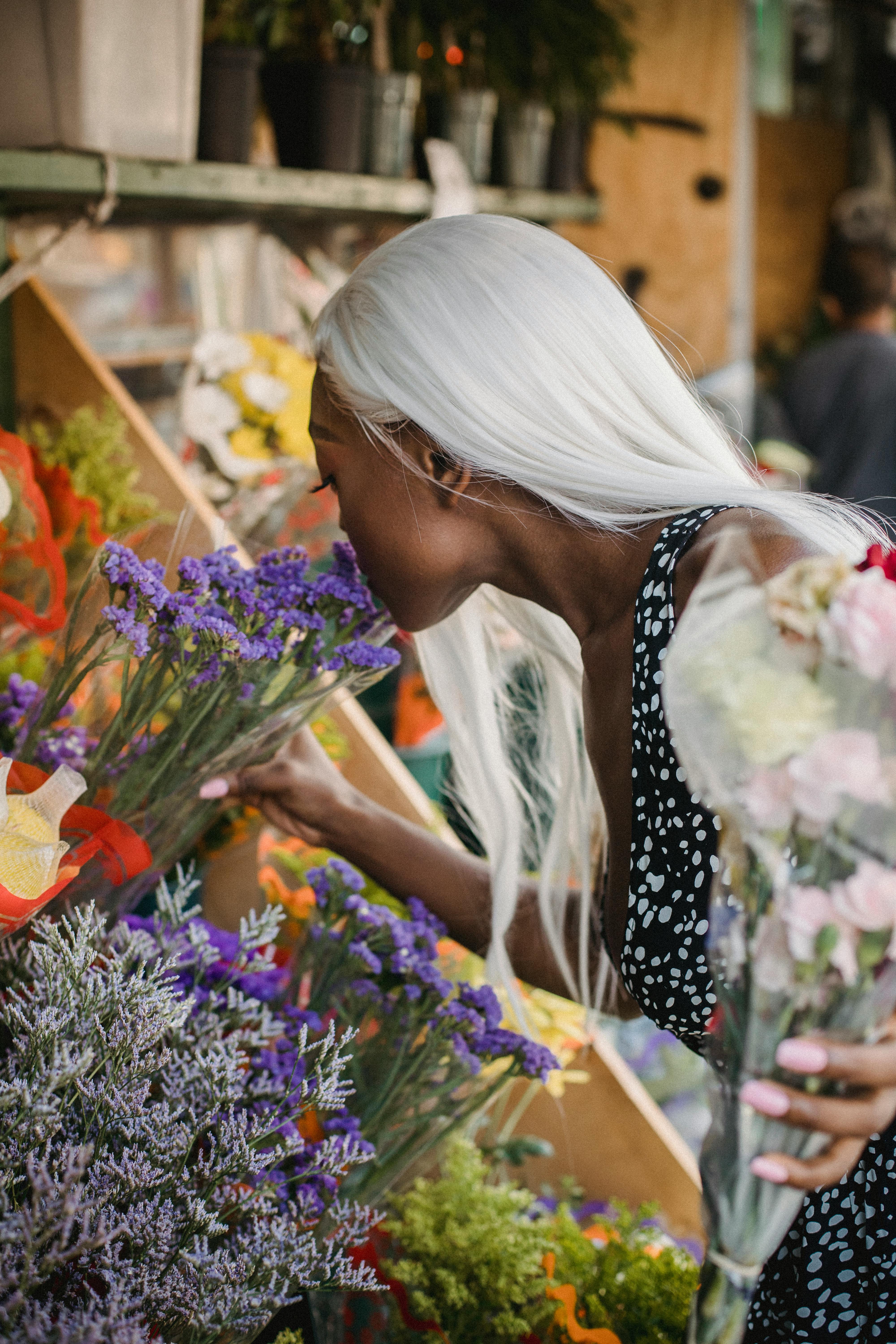 一位白发女子在户外闻到了薰衣草花的宁静时刻