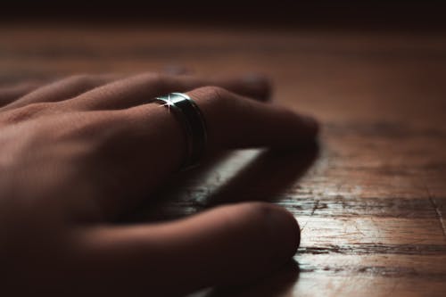 Free Fotos de stock gratuitas de anillo, anillo de metal, brillante Stock Photo