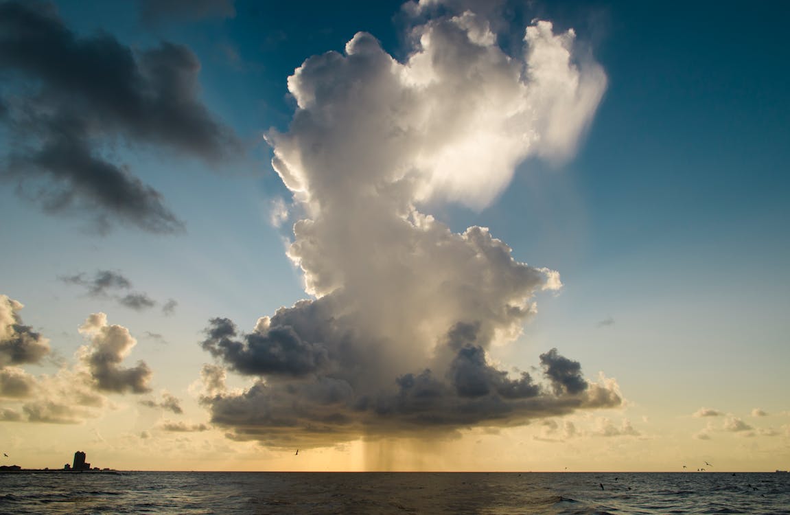 Meer Unter Weißen Wolken Und Blauem Himmel