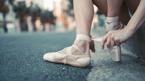 bezplatná Základová fotografie zdarma na téma asfalt, baletní obuv, chodidla Základová fotografie