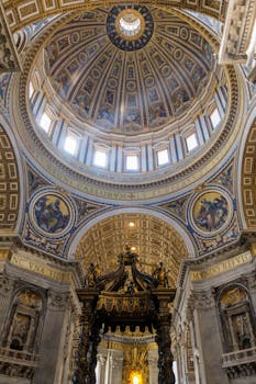圣彼得大教堂圆顶内部景观宏伟，细节华丽，点缀着金色装饰