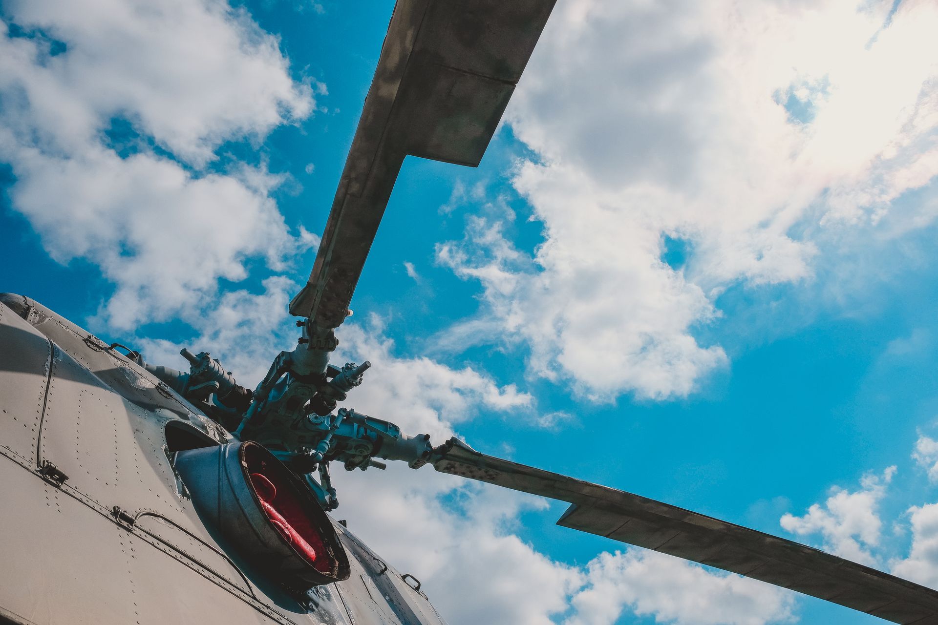 Pala de rotor de helicóptero en un banco de pruebas de laboratorio
