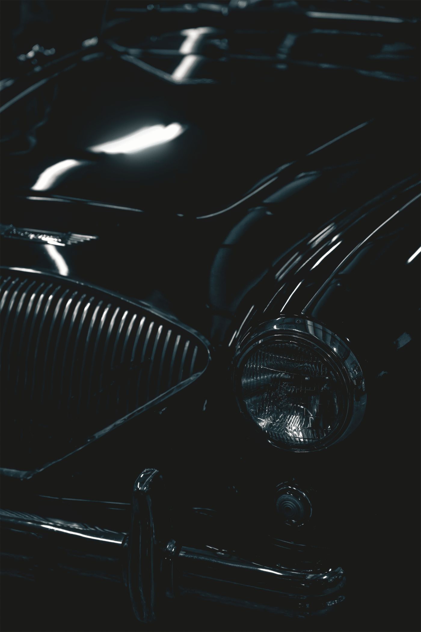 Detail-Aufnahme einer Motorhaube mit reflektierendem Lack bei dezenter Beleuchtung
