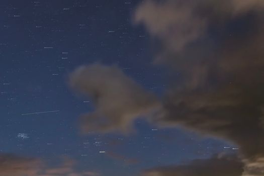 丹麦夜空的长时曝光令人惊叹，展示了星星、云层以及光迹