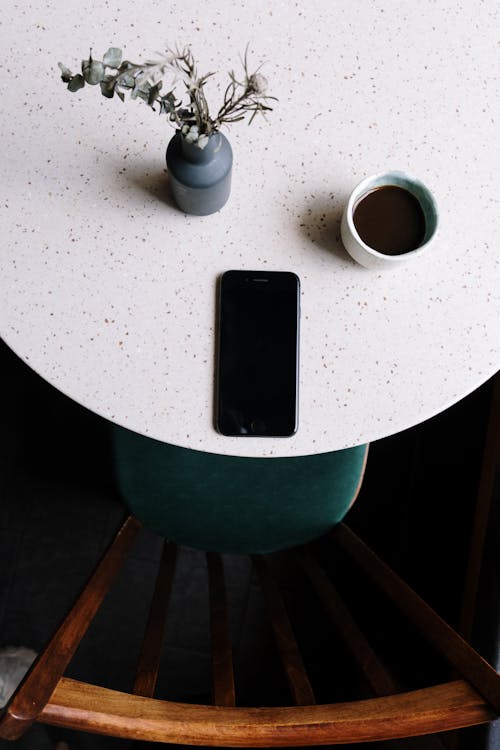 Free Black Iphone 5 on White Round Table Stock Photo