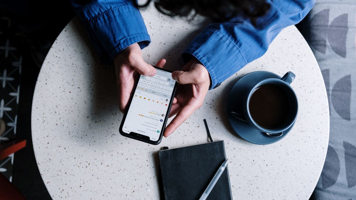 スマートフォンでレビューを確認する手元(イメージ)
