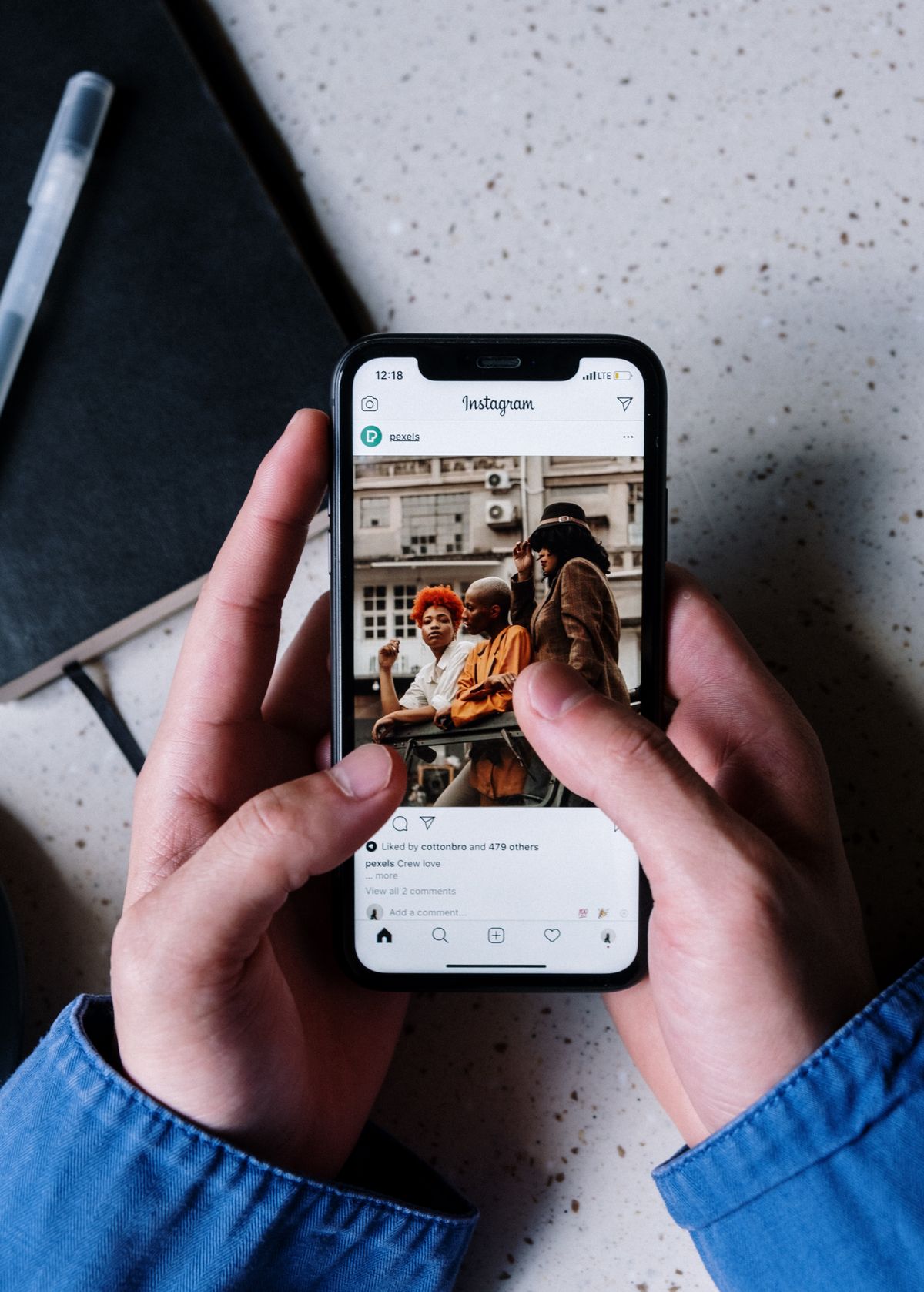 Instagram'da içerik inceleyen kişi, elinde not defteri