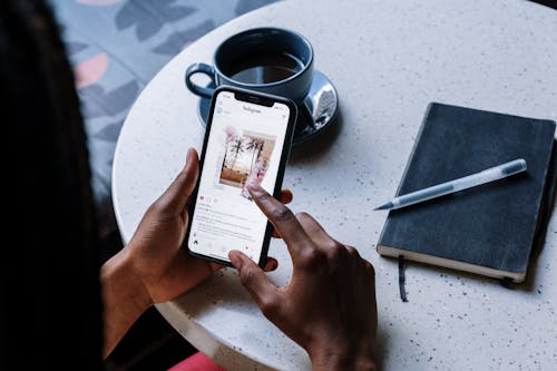 Gratis stockfoto met Afro-Amerikaans, apple, balpen