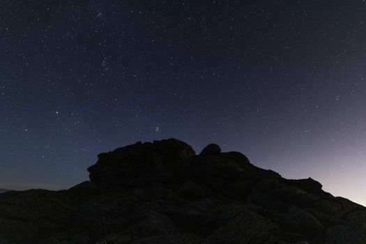 对于天文爱好者来说，西班牙马德里崎岖岩石轮廓上的星空非常合适