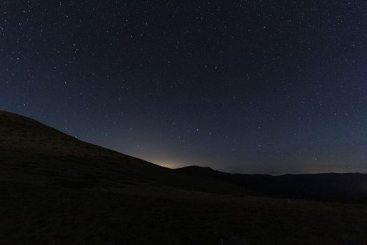 在马德里的山上，探索星空的壮丽景色