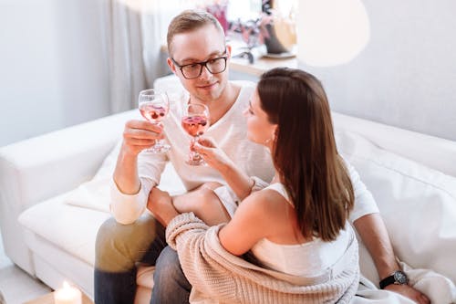Free A Couple Having Conversation while Having a Drink Stock Photo