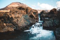 夏日白天，户外水流湍急，映衬着多云的天空，风景如画