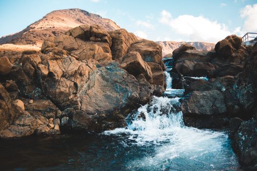 夏日白天，户外水流湍急，映衬着多云的天空，风景如画