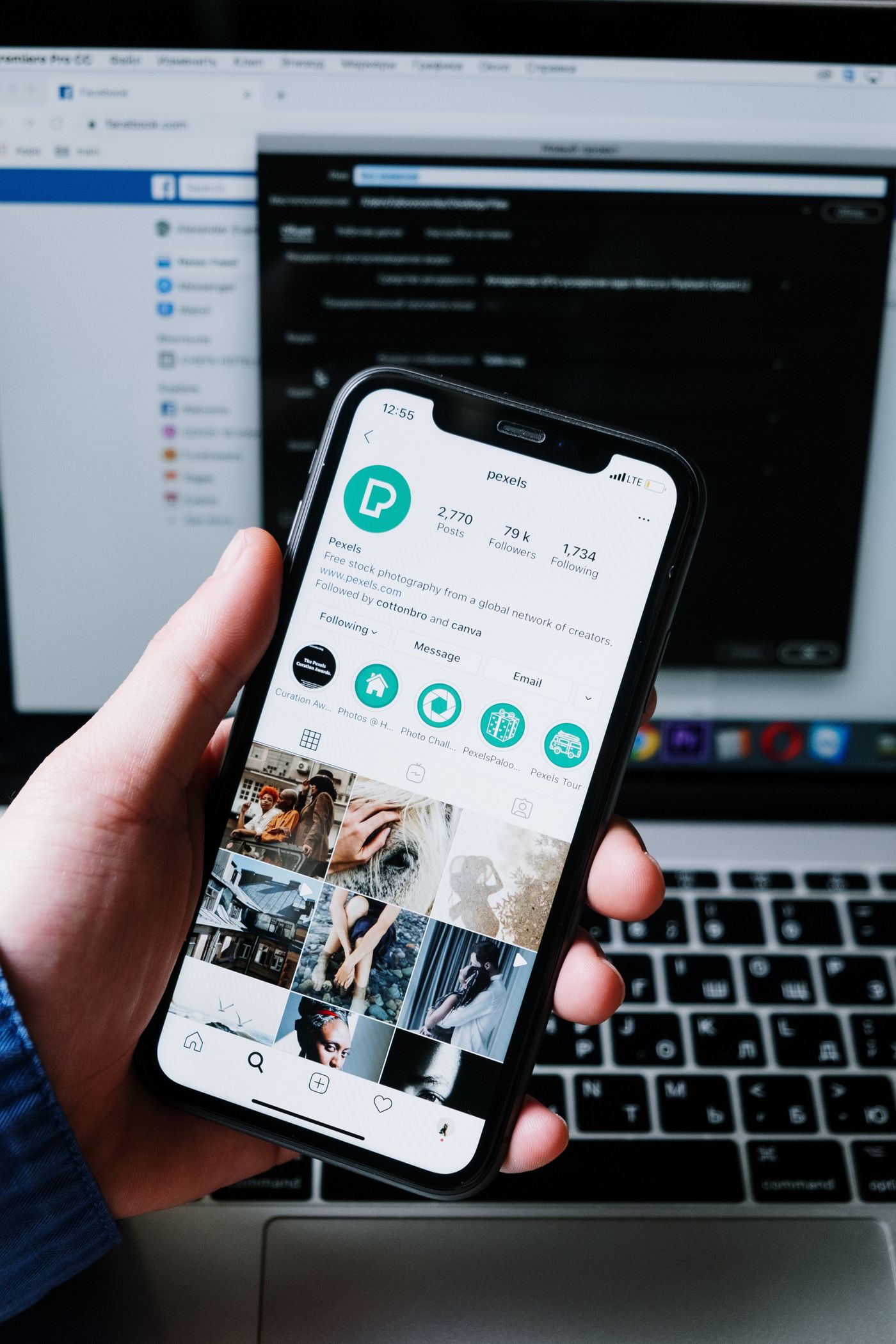 Людина перевіряє соціальні мережі на смартфоні