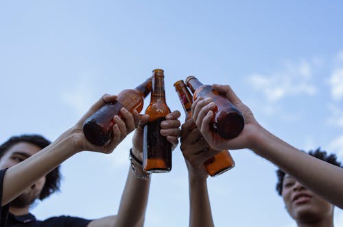Kostenloses Stock Foto zu alkoholisches getränk, aufnahme von unten, bierflaschen