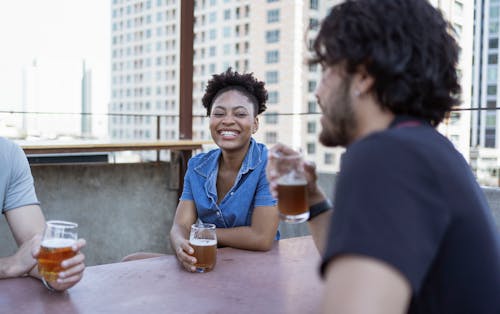 アフリカ系アメリカ人女性, アフロヘアー, グラスを飲むの無料の写真素材