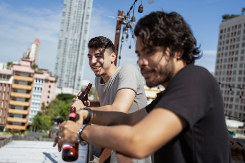 Arkadaşlar, bakmak, bira içeren Ücretsiz stok fotoğraf