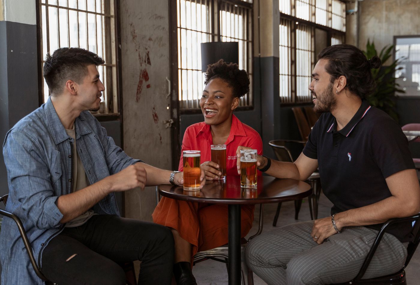 Amici che bevono birra in un pub, immagine atmosferica stock