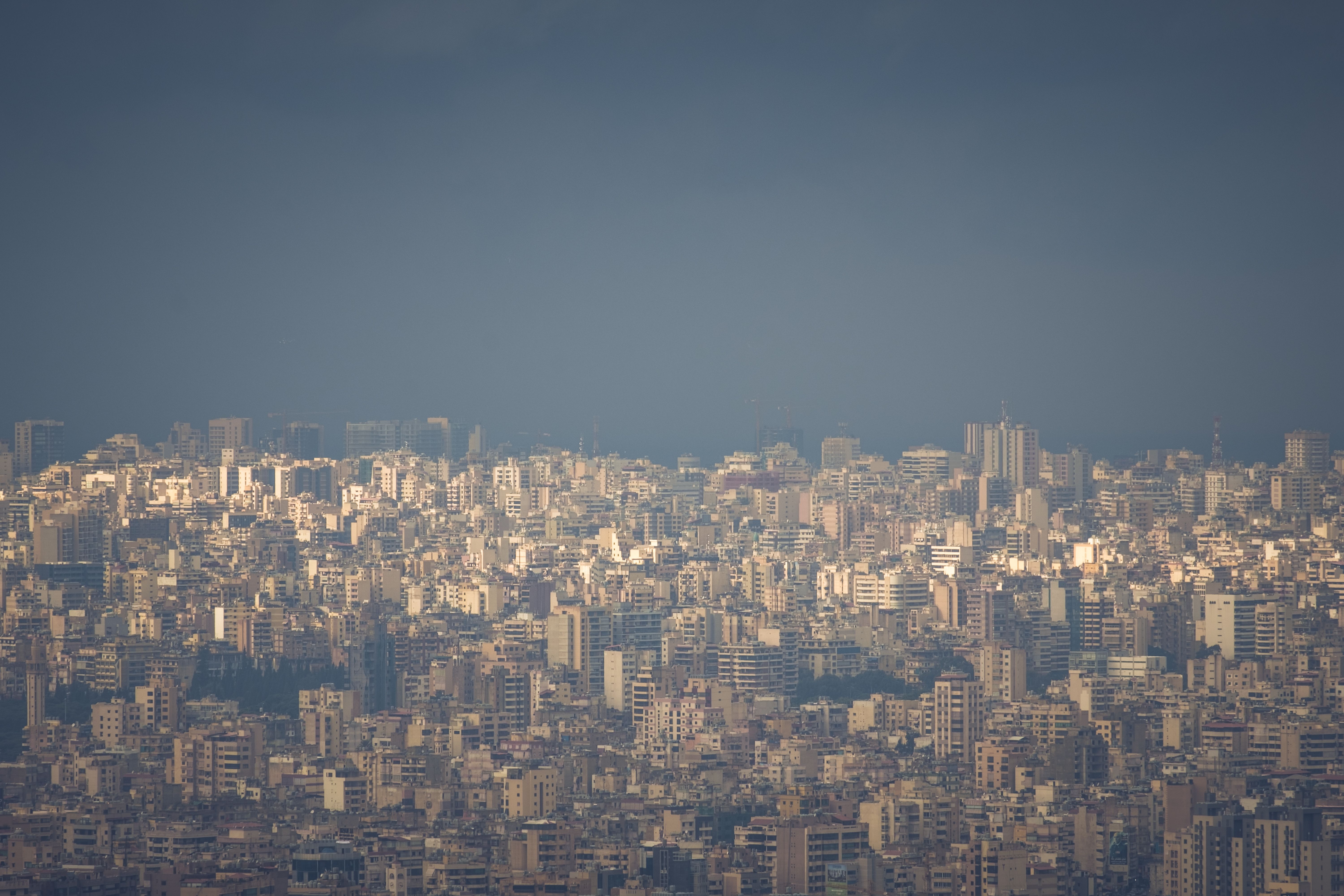 Vue de la côte de Beyrouth sous un ciel couvert en journée.