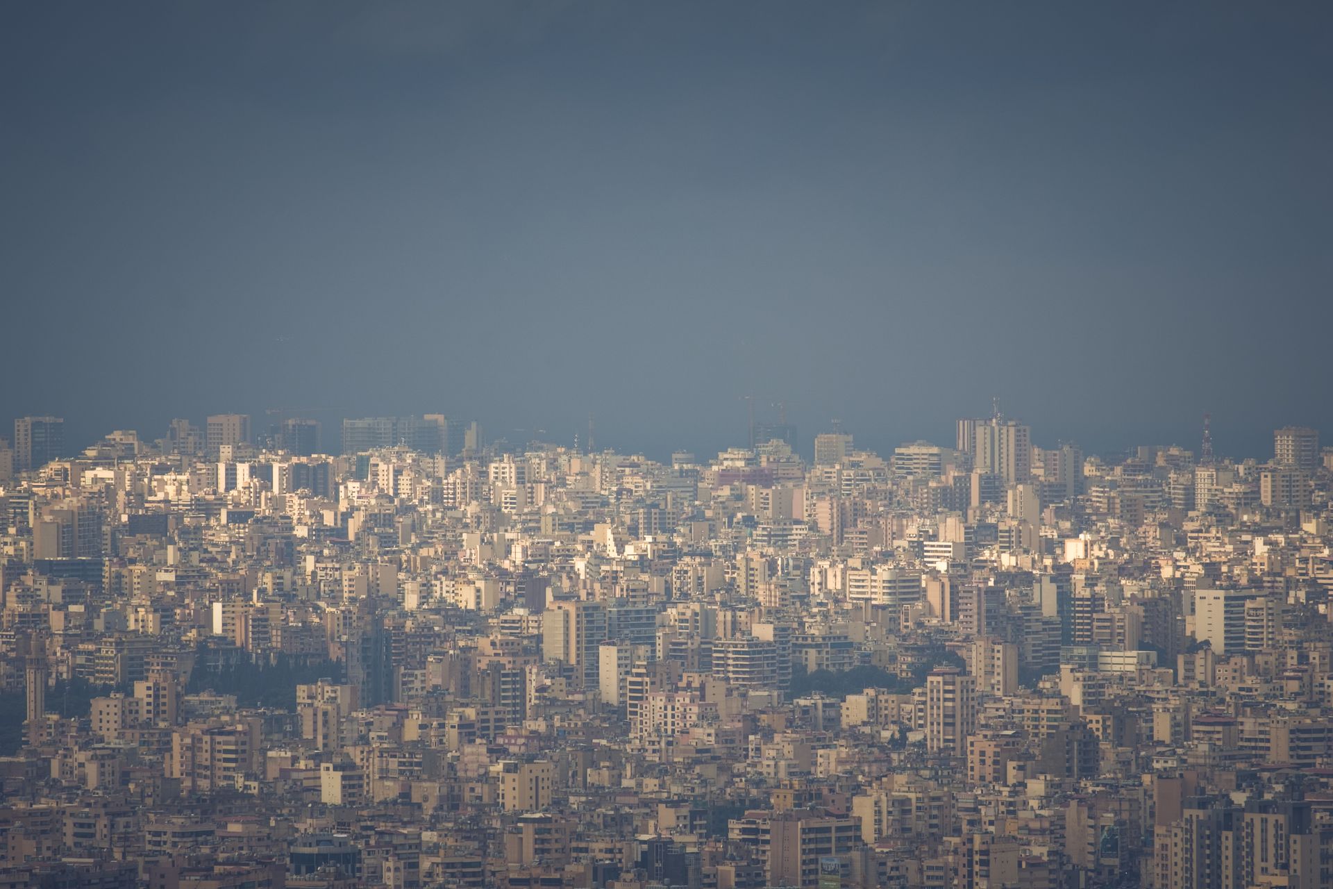 Vista de la costa de Beirut bajo un cielo nublado de día.